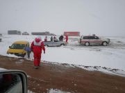 امدادرسانی به ۱۸۰ خودرو گرفتار در برف در ساوه